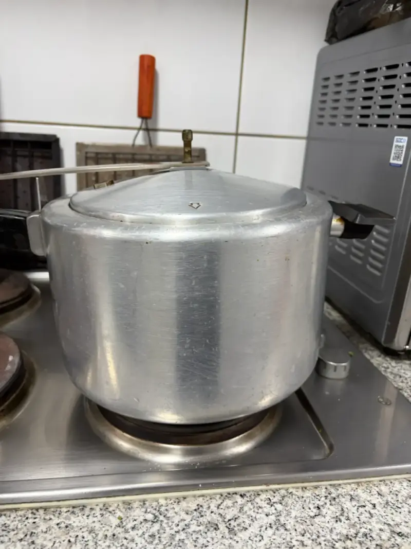Olla a presión de aluminio usada - 5