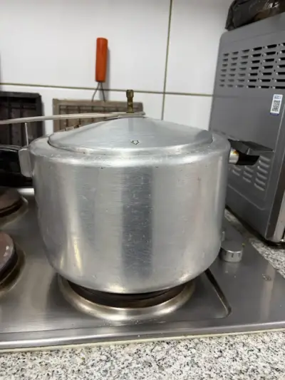 Olla a presión de aluminio usada - miniatura 5