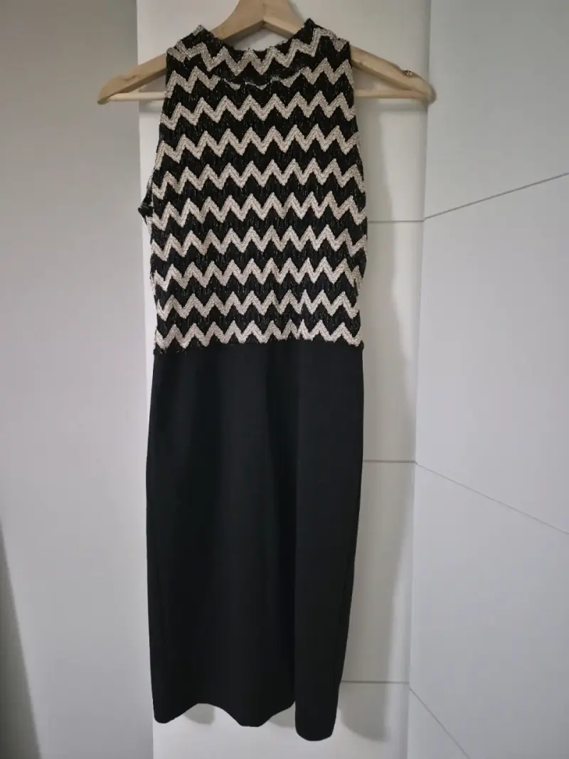 Vestido negro con diseño zigzag elegante