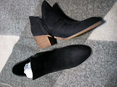 Botines negros de gamuza con tacón - miniatura 1