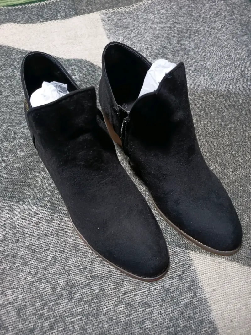 Botines negros de gamuza con tacón - 2