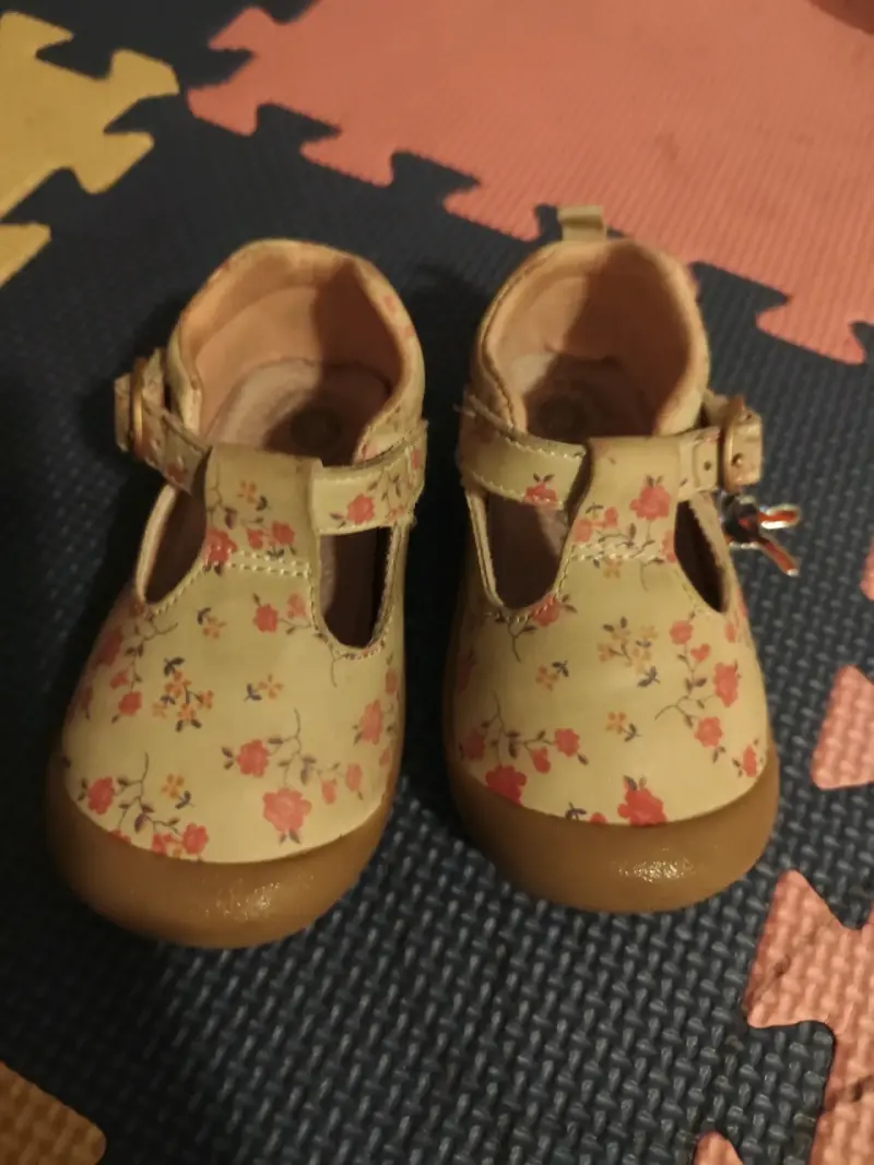 Zapatos de bebé con diseño floral - 1