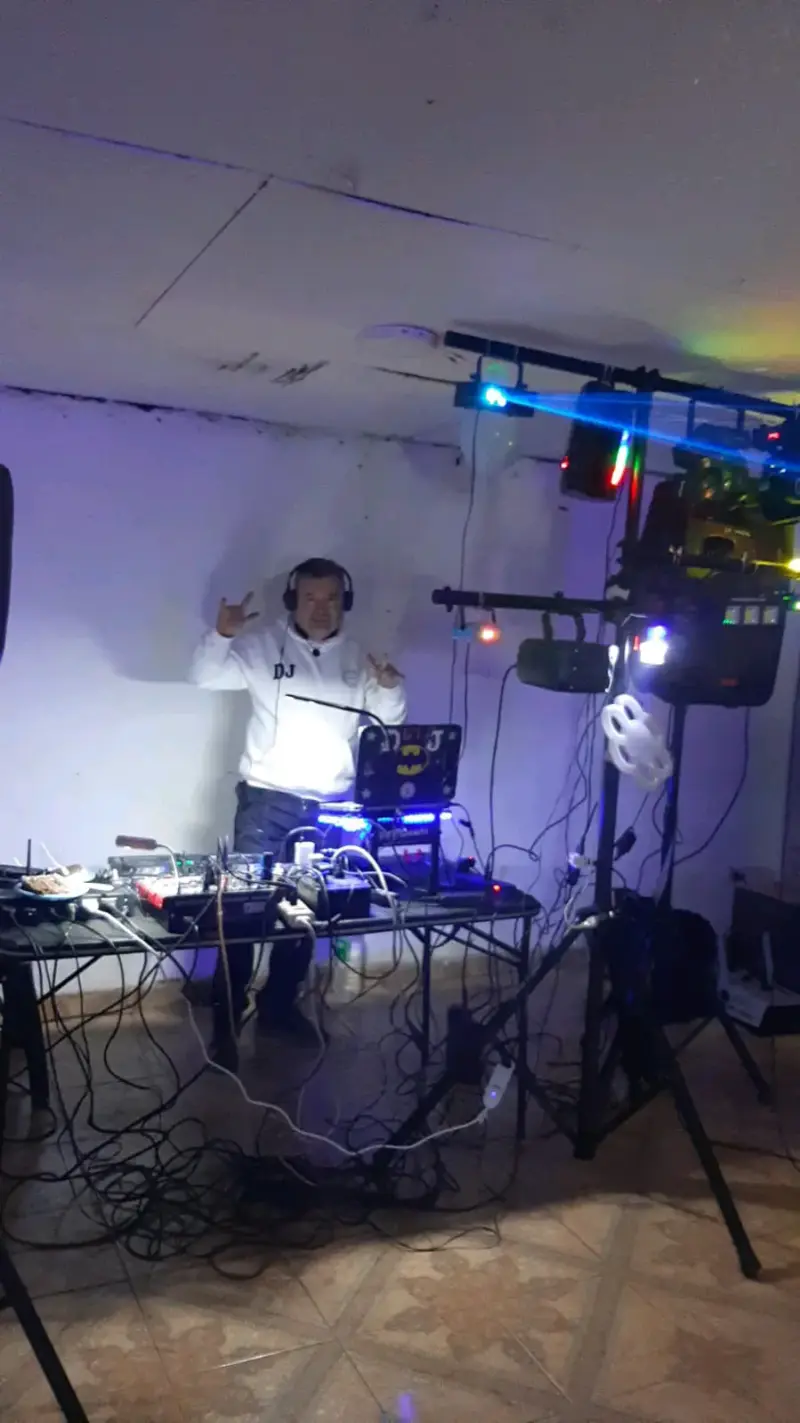 DJ con luces y controlador - 1