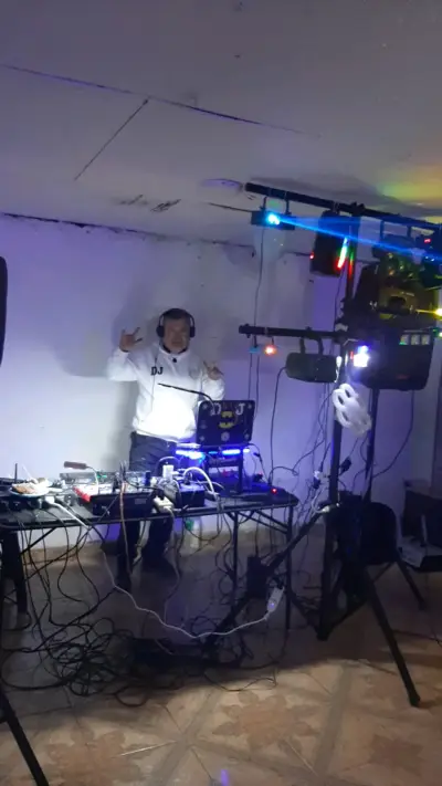 DJ con luces y controlador - miniatura 1