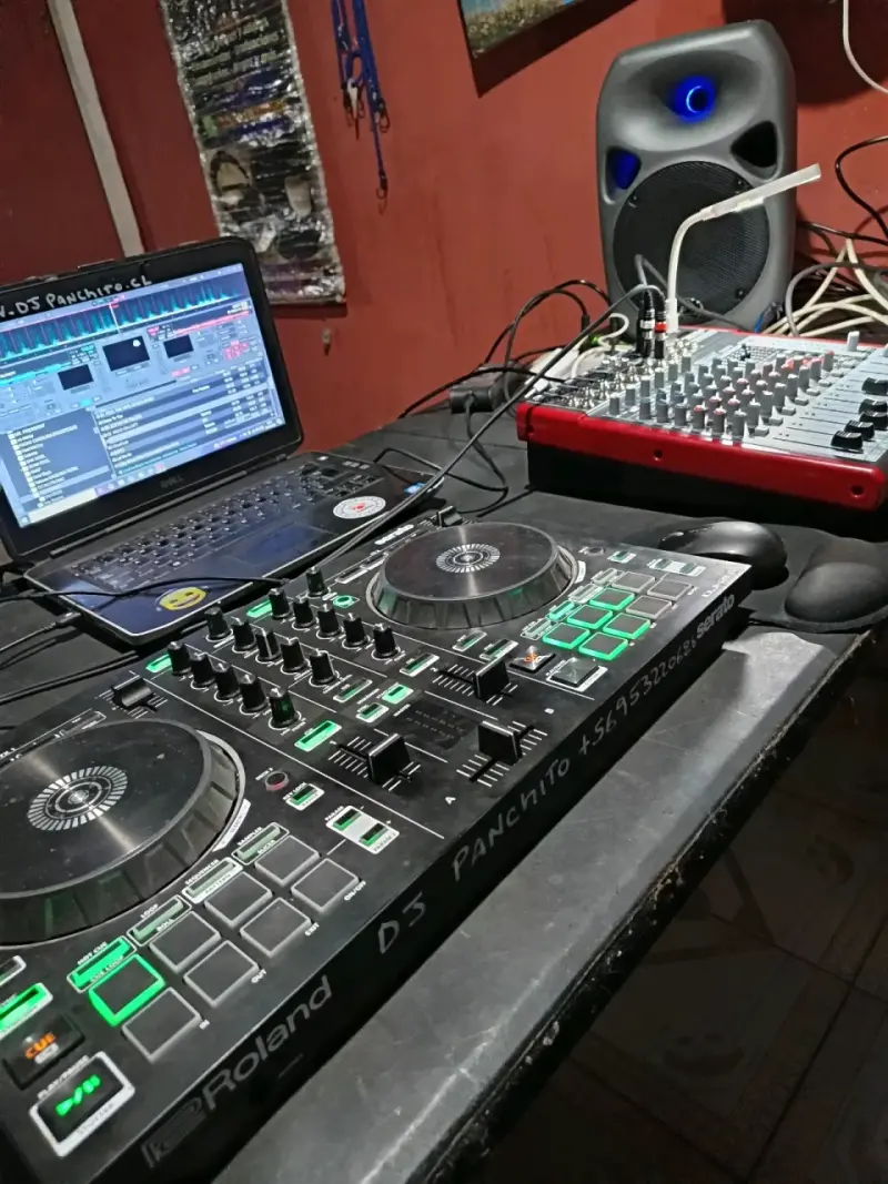 DJ con luces y controlador - 2