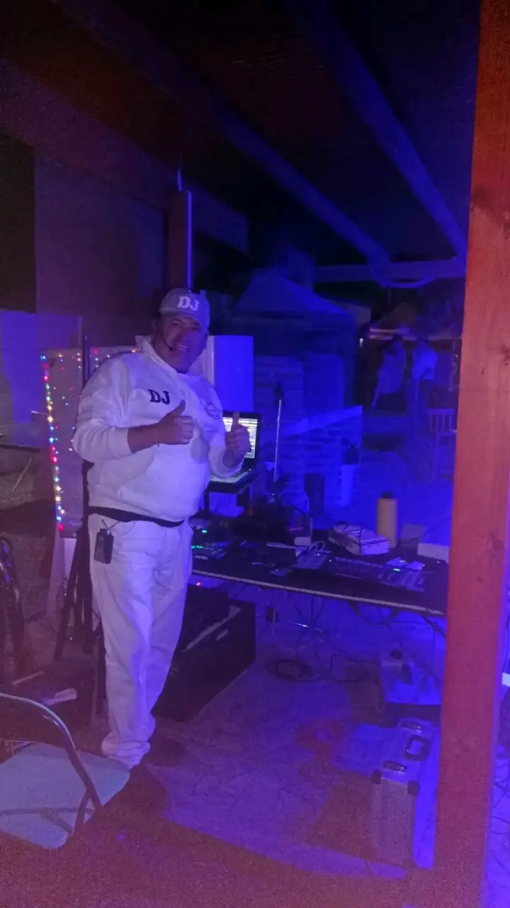 DJ con luces y controlador - 3