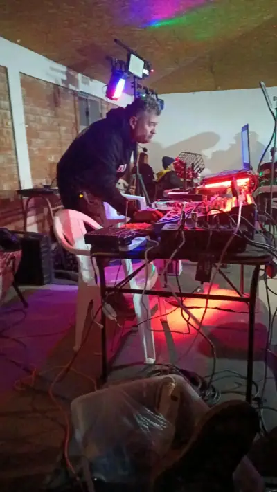 DJ con luces y controlador - miniatura 4