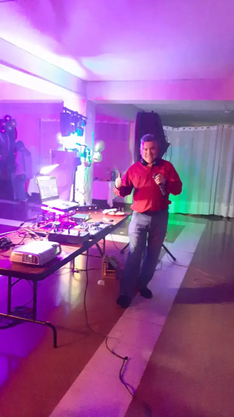DJ con luces y controlador - 5