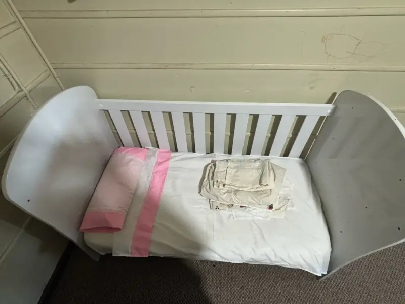 Cuna de madera blanca para bebé - 1