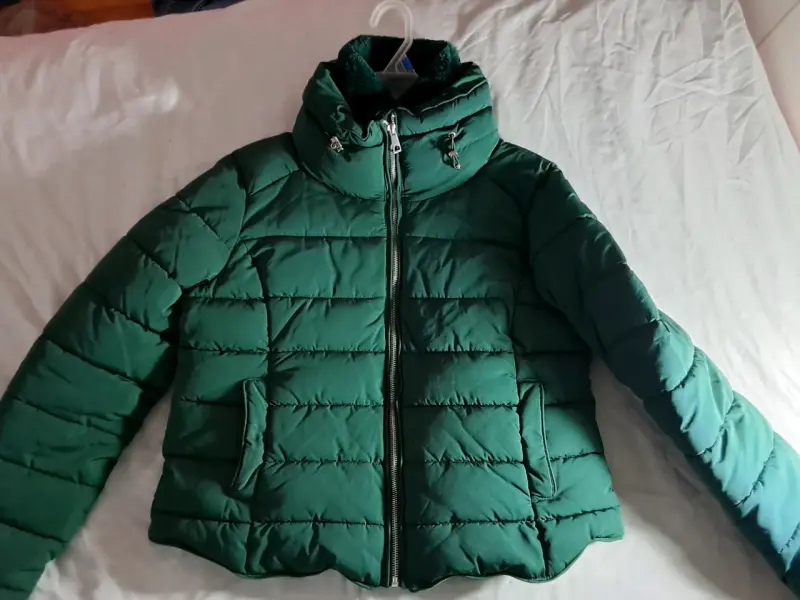Casaca acolchada verde para mujer