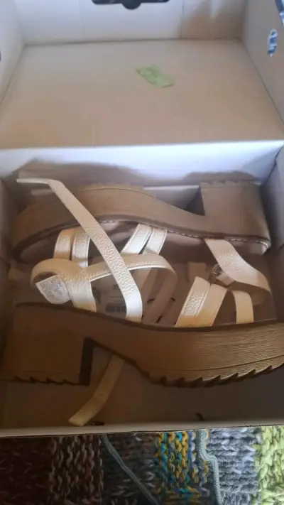 Sandalias de plataforma beige con tiras - miniatura 1