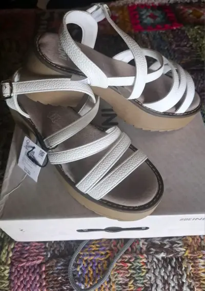 Sandalias de plataforma beige con tiras - miniatura 3