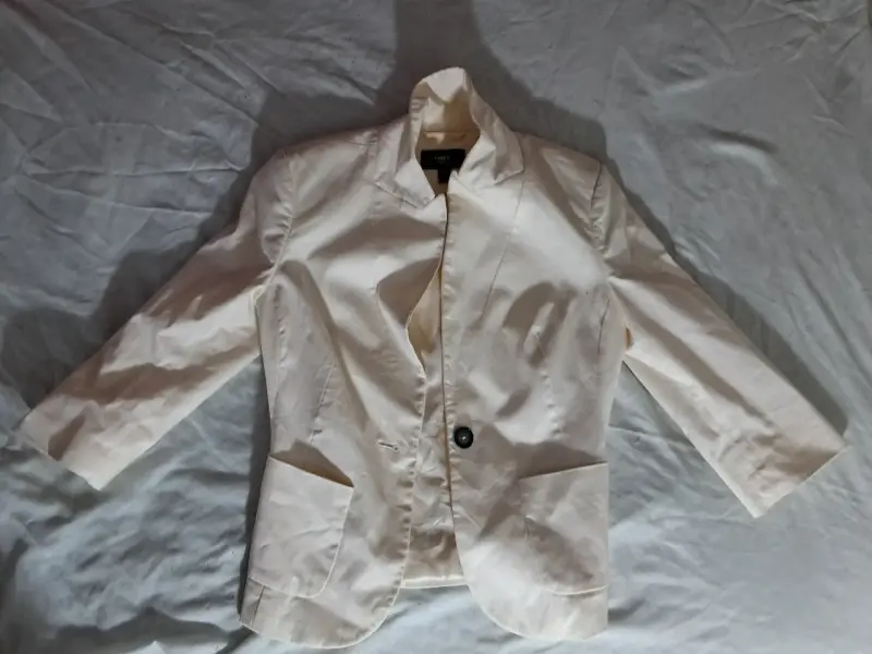 Blazer blanco de mujer con un botón