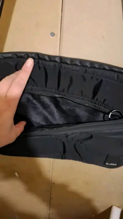 Bolso negro con cierre para computador - miniatura 1