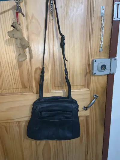 Cartera de cuero negra con correa ajustable - miniatura 1