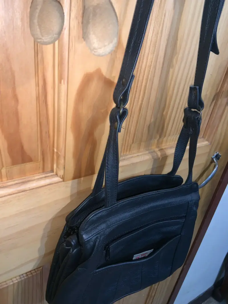 Cartera de cuero negra con correa ajustable - 2