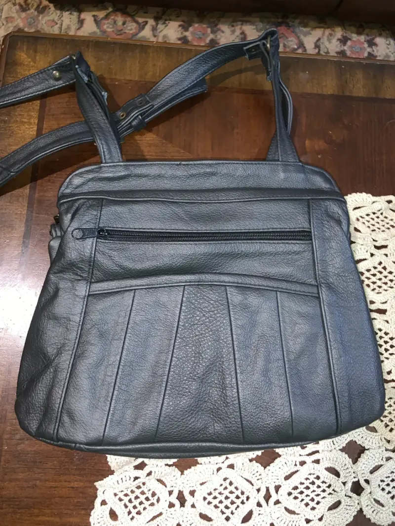 Cartera de cuero negra con correa ajustable - 4