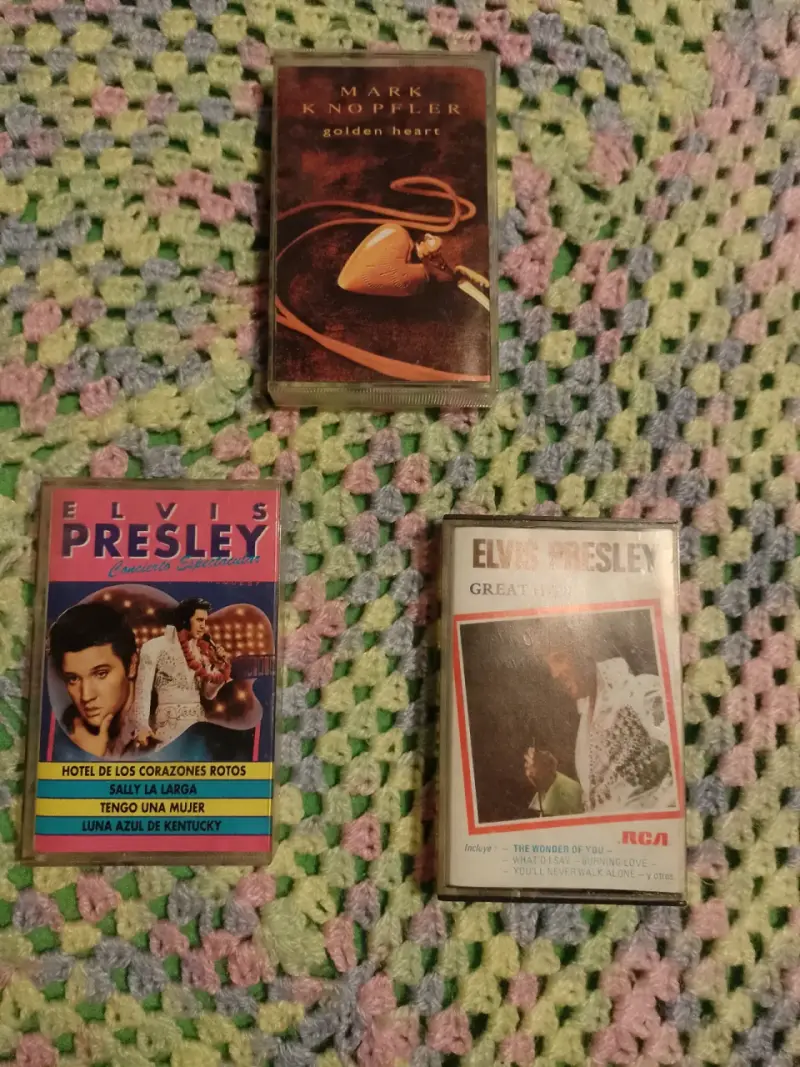 Cassettes de música de Elvis Presley y Mark Knopfler