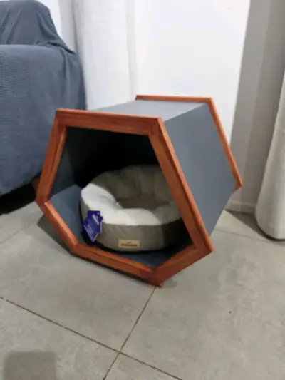 Casa para mascotas hexagonal de madera - miniatura 1