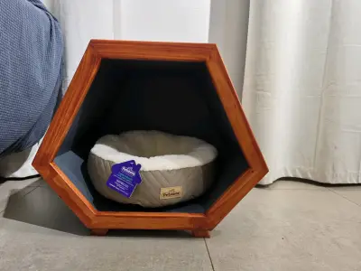 Casa para mascotas hexagonal de madera - miniatura 3