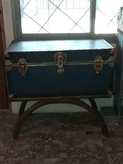 Baúl vintage con soporte de madera - miniatura 1