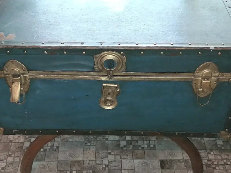 Baúl vintage con soporte de madera - 2