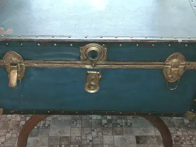 Baúl vintage con soporte de madera - miniatura 2