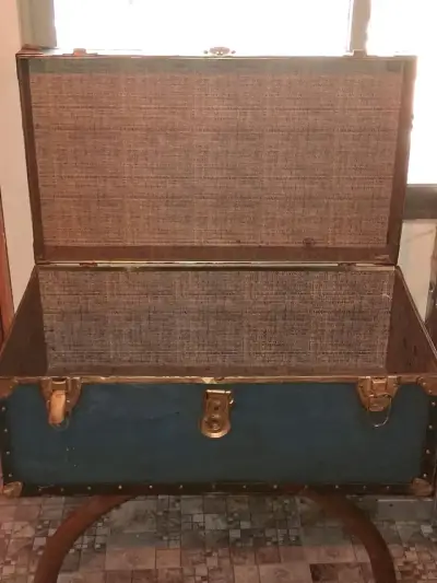 Baúl vintage con soporte de madera - miniatura 3