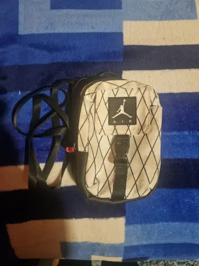 Bolso cruzado Jordan Air beige y negro - miniatura 1