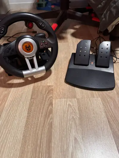 Volante y pedales para videojuegos - miniatura 1