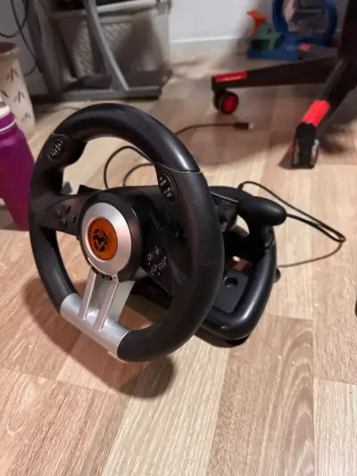 Volante y pedales para videojuegos - miniatura 2