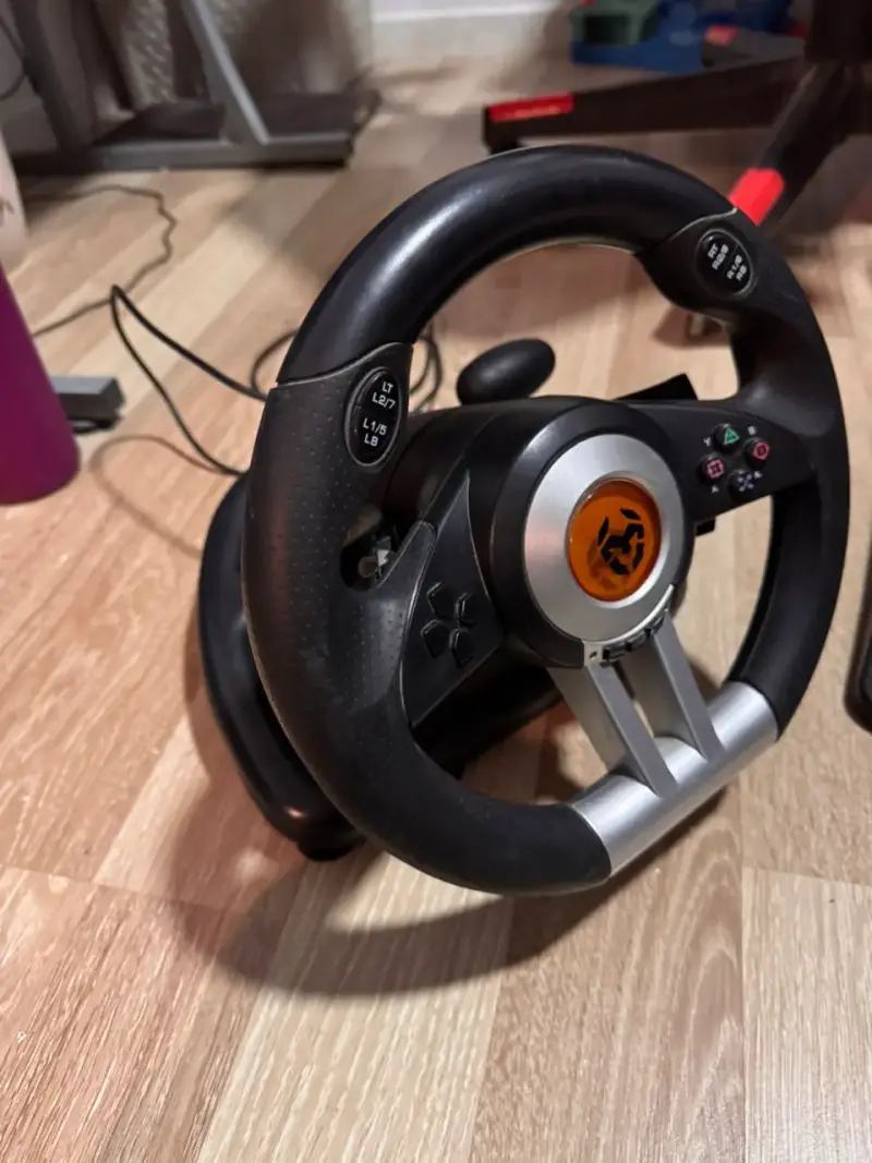 Volante y pedales para videojuegos - 3