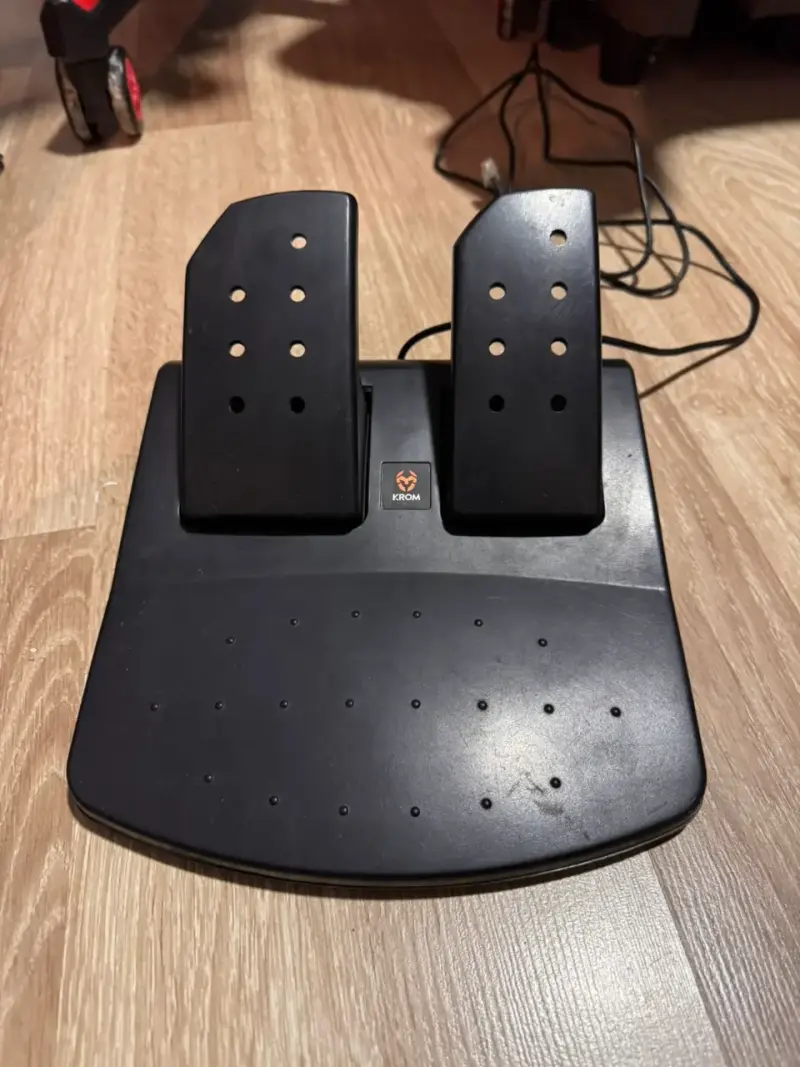 Volante y pedales para videojuegos - 4