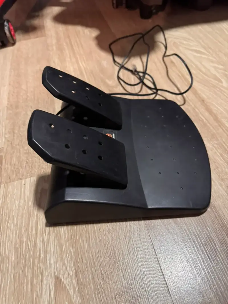 Volante y pedales para videojuegos - 6