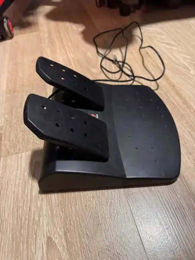 Volante y pedales para videojuegos - miniatura 6