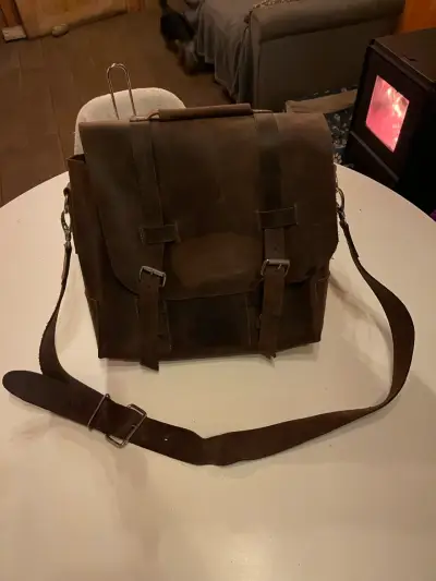 Bolso de cuero marrón con correa ajustable - miniatura 1