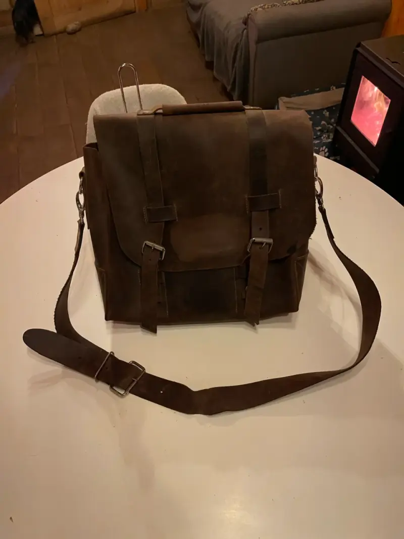 Bolso de cuero marrón con correa ajustable - 4