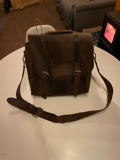 Bolso de cuero marrón con correa ajustable - miniatura 4
