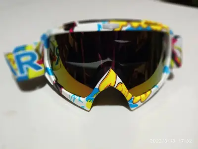 Antiparras de esquí con diseño colorido - miniatura 5