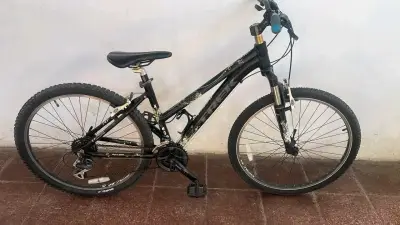 Bicicleta Trek de montaña negra - miniatura 1