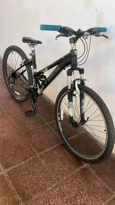 Bicicleta Trek de montaña negra - miniatura 2