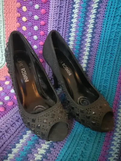Tacones negros con diseño de piedras - miniatura 1