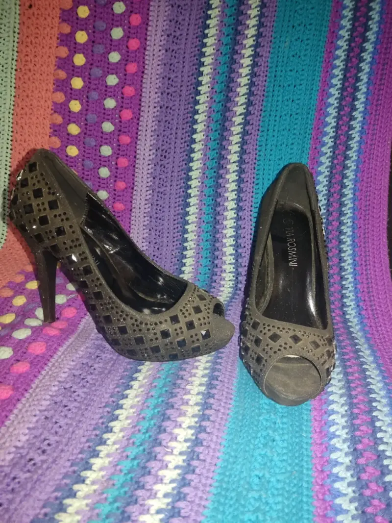 Tacones negros con diseño de piedras - 2