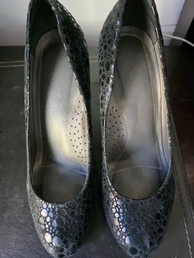 Zapatos de tacón negros con textura - miniatura 1