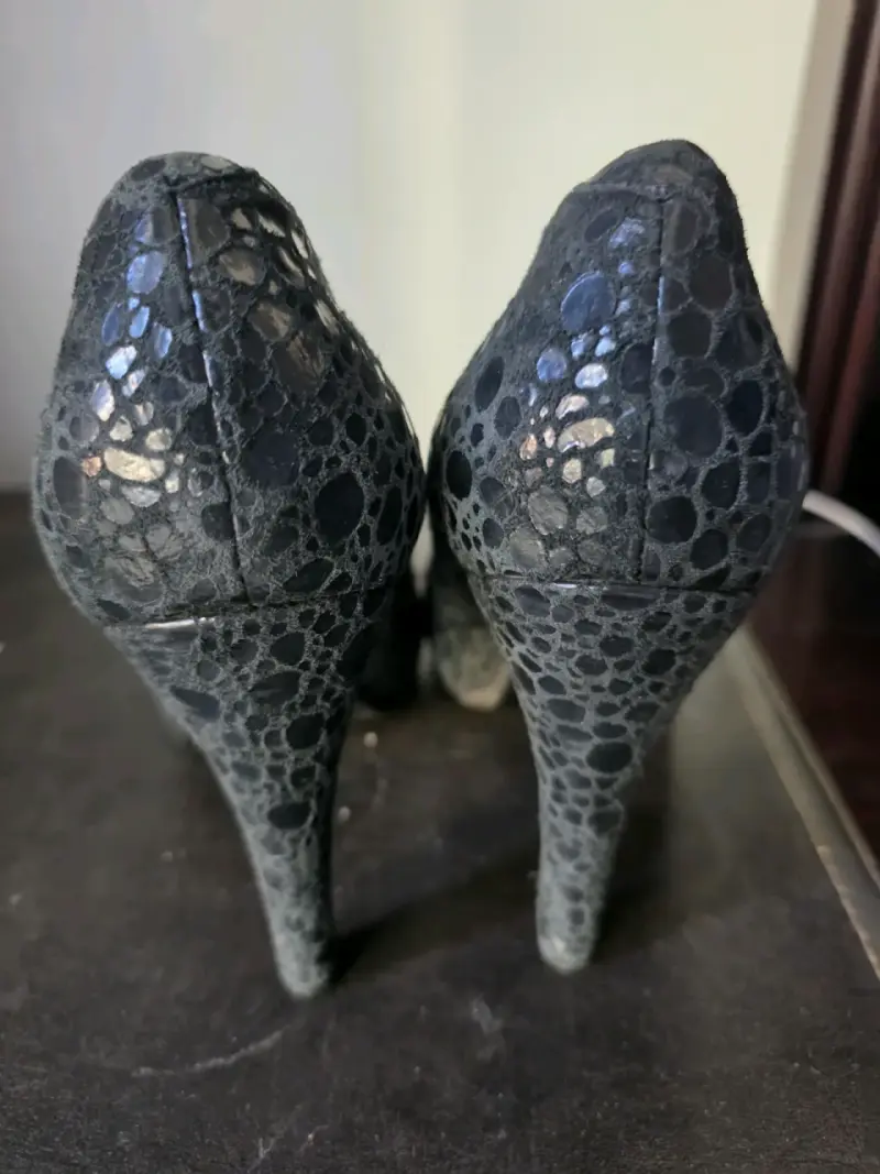 Zapatos de tacón negros con textura - 2