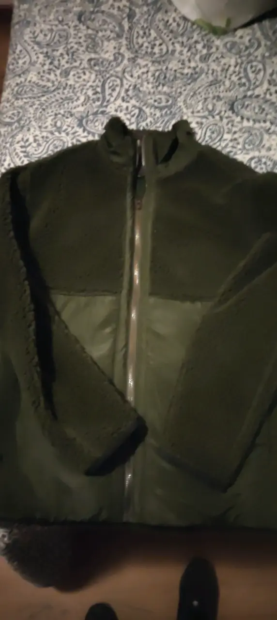 Chaqueta de polar verde oliva con cierre