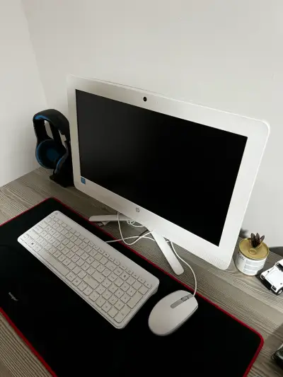Computador All-in-One HP con teclado y mouse - miniatura 1