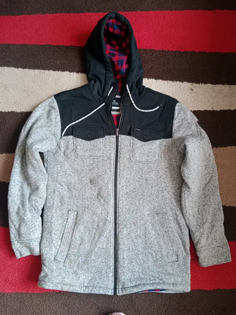 Chaqueta con capucha gris y negra - 1