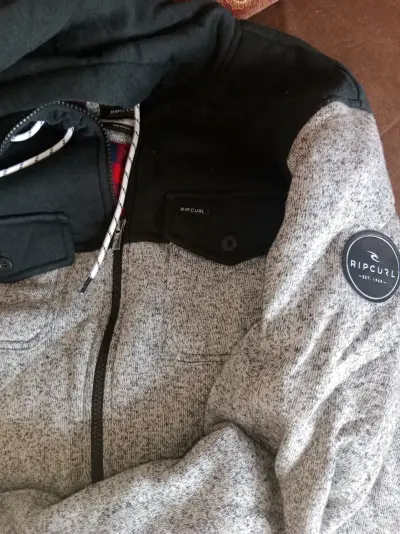 Chaqueta con capucha gris y negra - miniatura 2