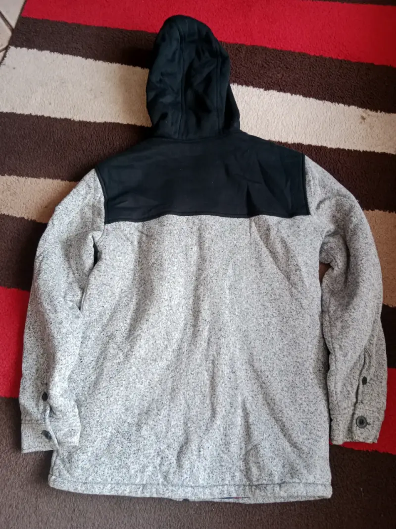 Chaqueta con capucha gris y negra - 3